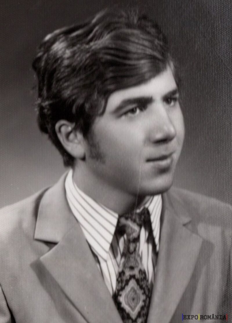 Portret alb-negru al unui tânăr elegant