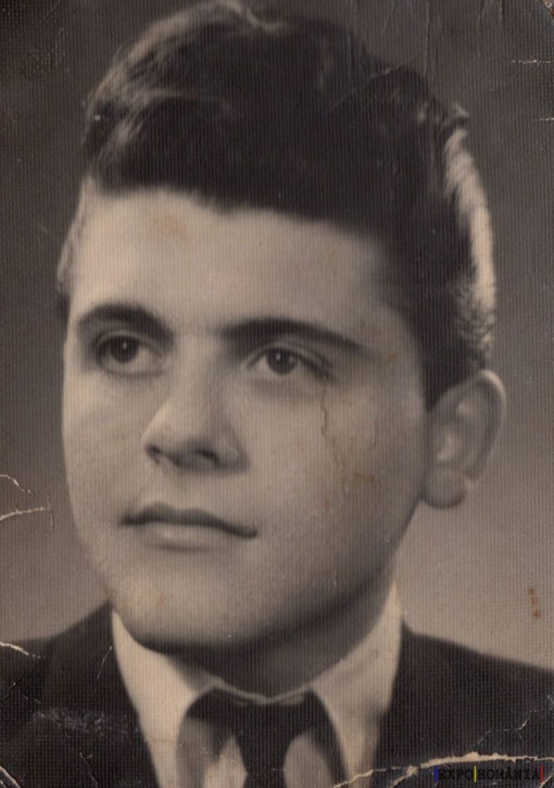 Portret vechi în alb-negru al unui tânăr