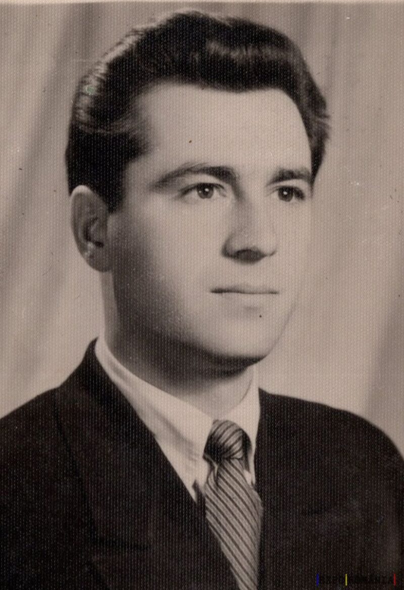 Portret alb-negru al unui tânăr elegant