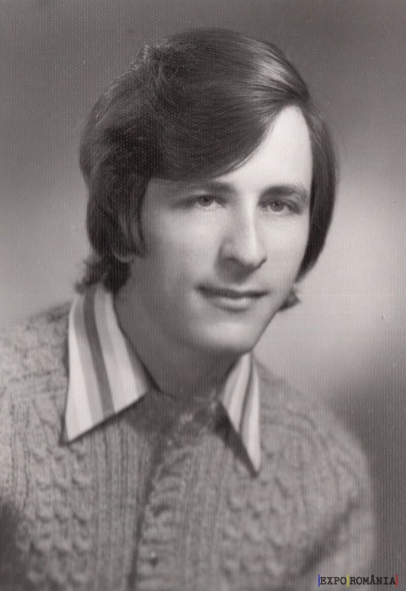 Portret alb-negru al unui tânăr