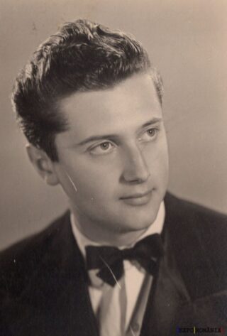 Portret elegant al unui tânăr în costum