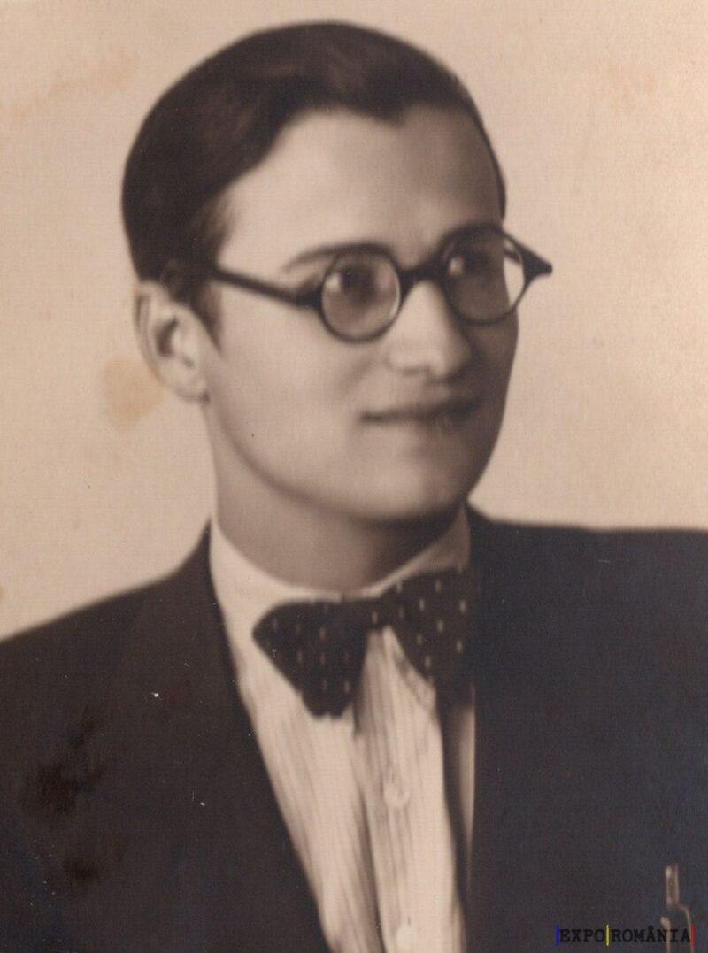 Tânăr domn cu ochelari și papion