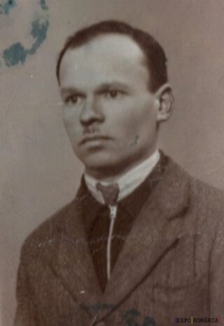 Fotografie vintage alb-negru a unui bărbat serios