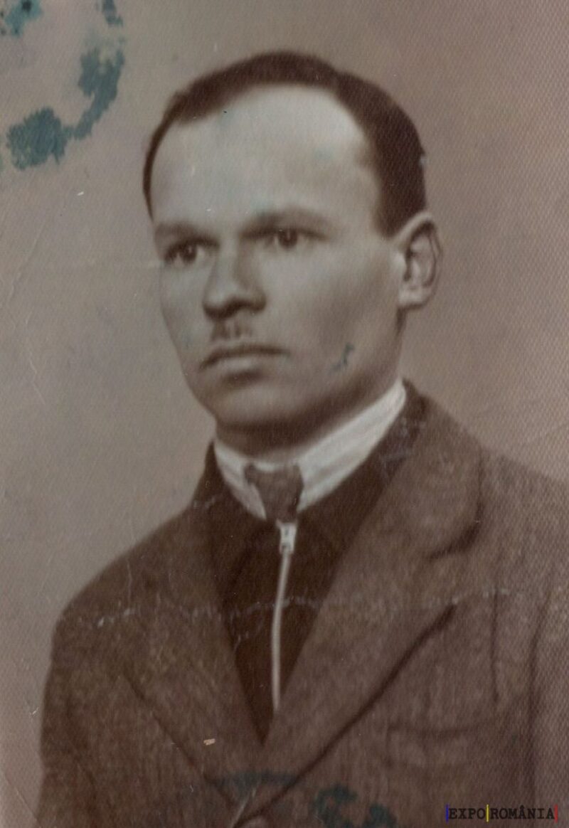 Fotografie vintage alb-negru a unui bărbat serios