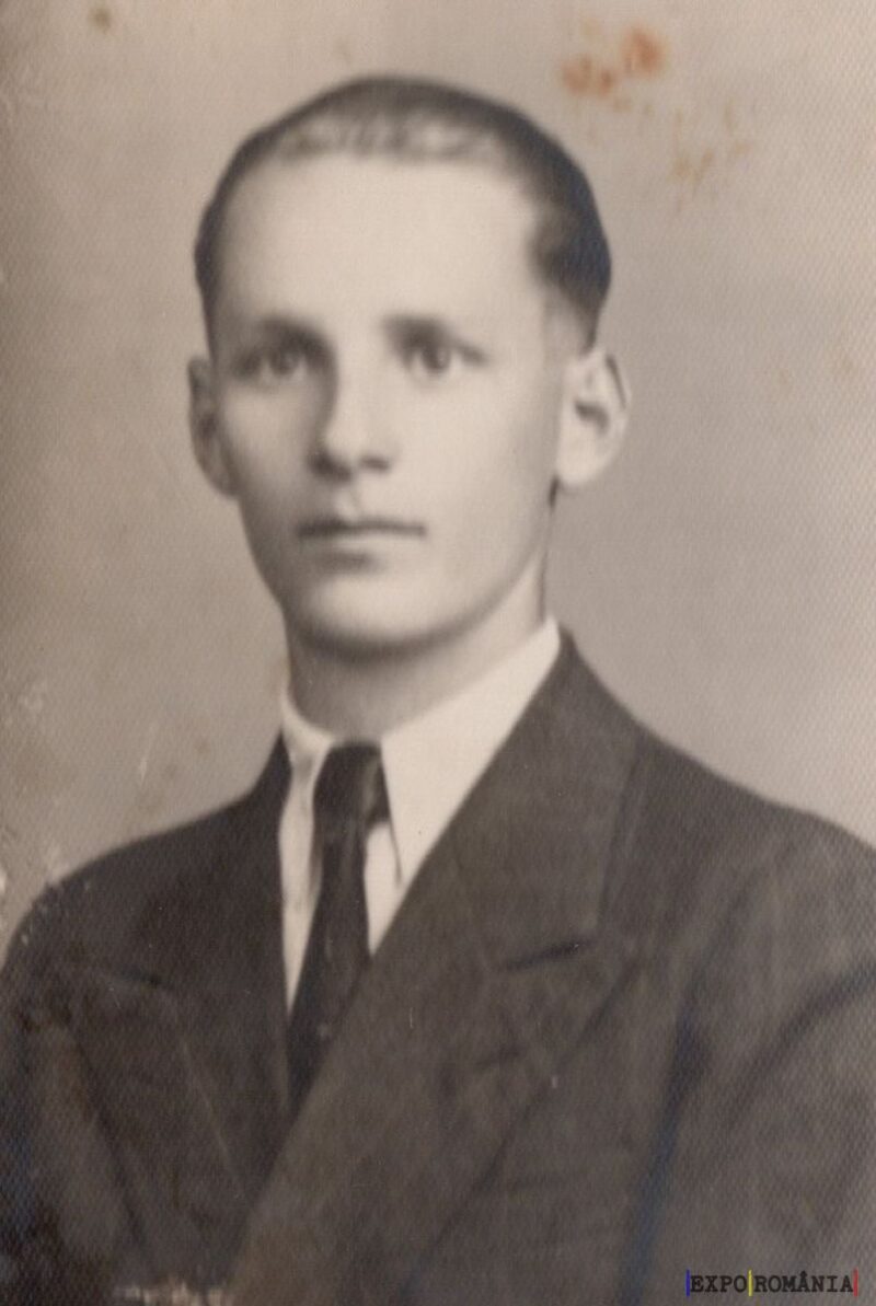 Portret alb-negru al unui tânăr