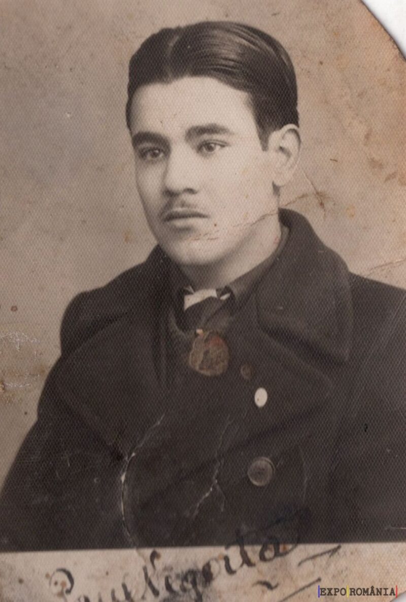 Tânăr cu pălărie într-o fotografie veche sepia