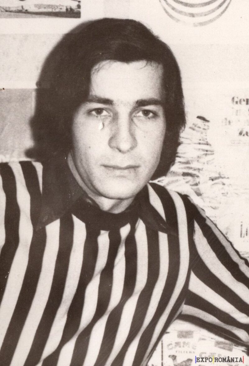 Portretul unui tânăr în cămașă dungată