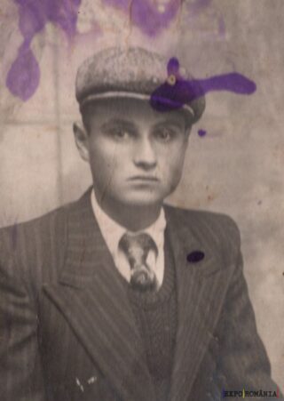 Portret vechi cu bărbat în costum și șapcă