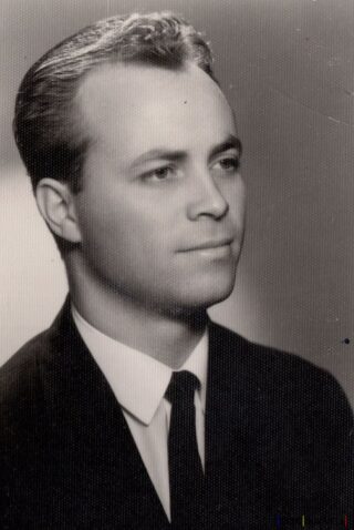 Portret alb-negru al unui bărbat elegant