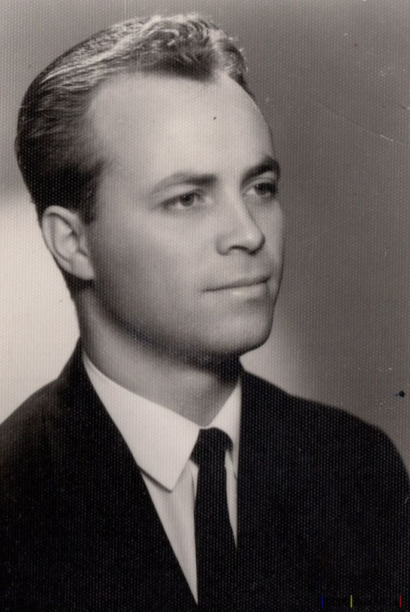 Portret alb-negru al unui bărbat elegant