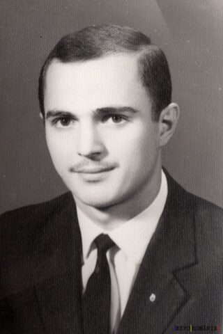 Portret clasic alb-negru al unui bărbat elegant