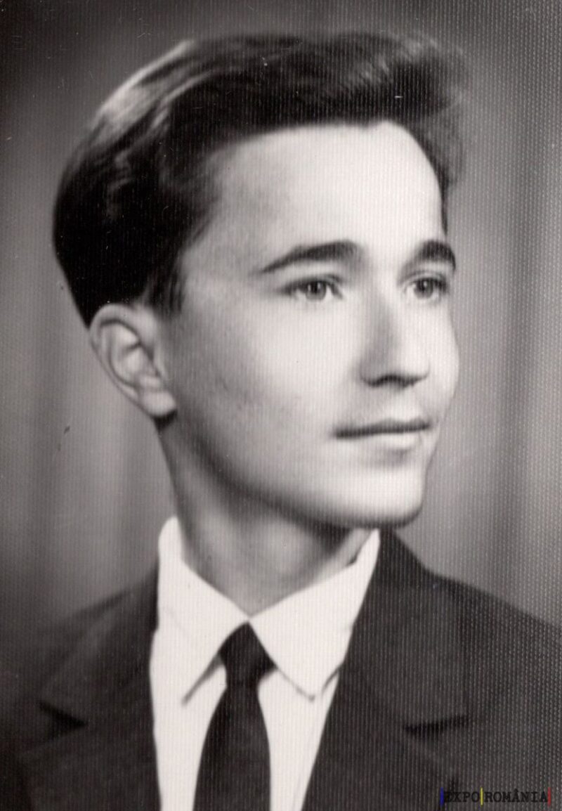 Portret alb-negru al unui tânăr elegant