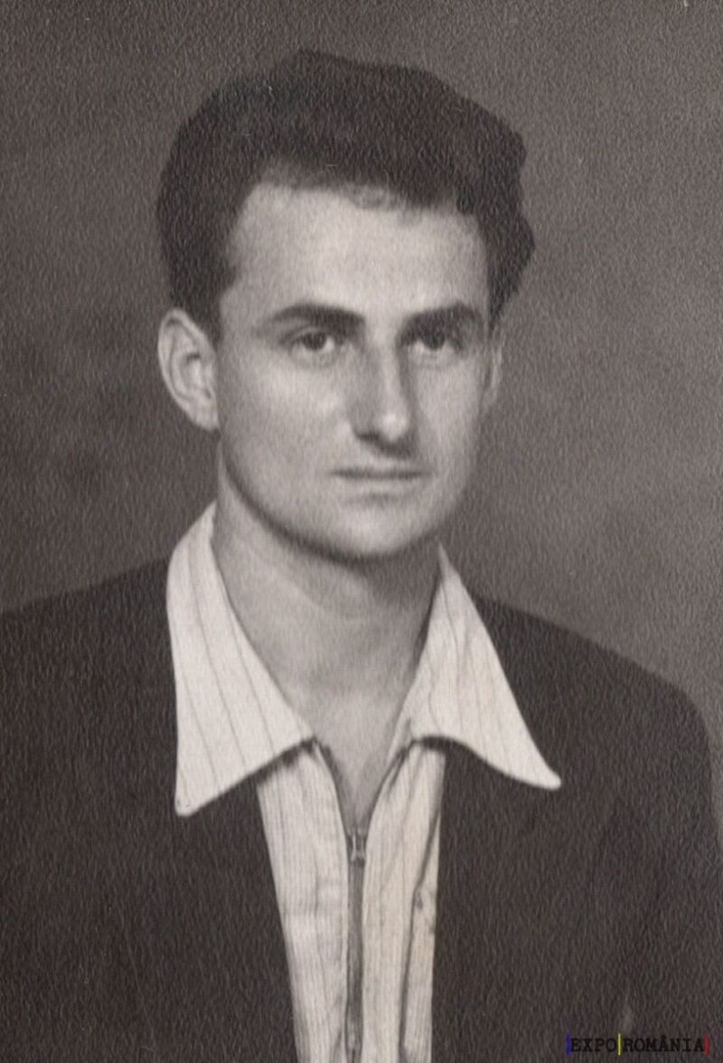 Portret alb-negru al unui tânăr serios