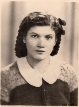 Portret alb-negru al unei femei tinere