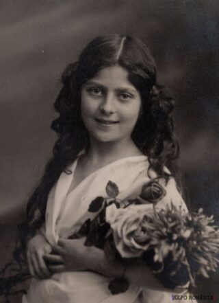 Fată cu buchet de flori