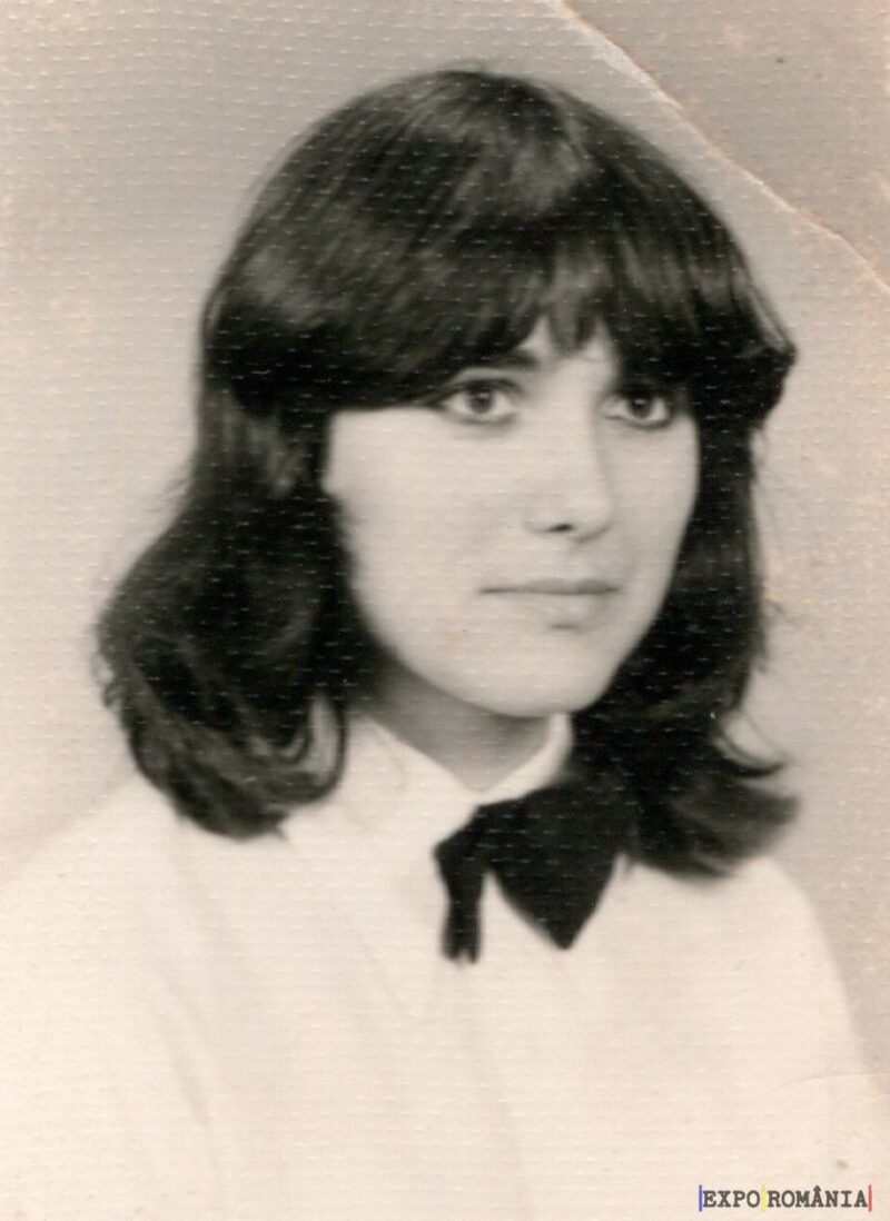 Portret vechi în alb-negru cu o tânără