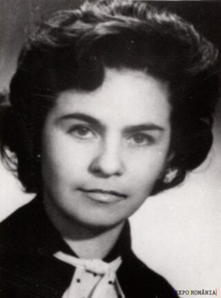 Portretul unei femei elegante în alb-negru