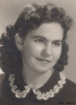 Portret alb-negru al unei femei tinere