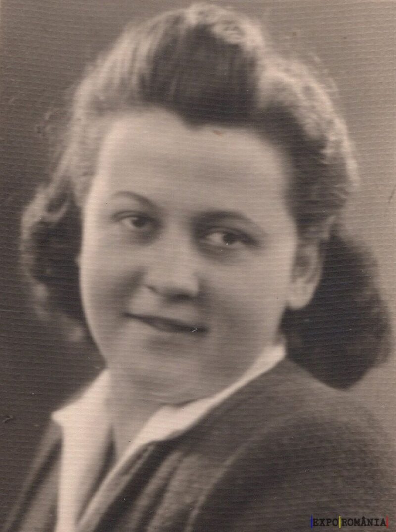 Portret de femeie zâmbitoare în epoca trecută