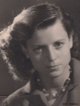 Portret alb-negru al unei tinere