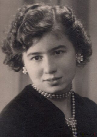 Femeie elegantă în portret alb-negru retro