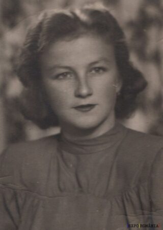 Portret alb-negru al unei femei elegante