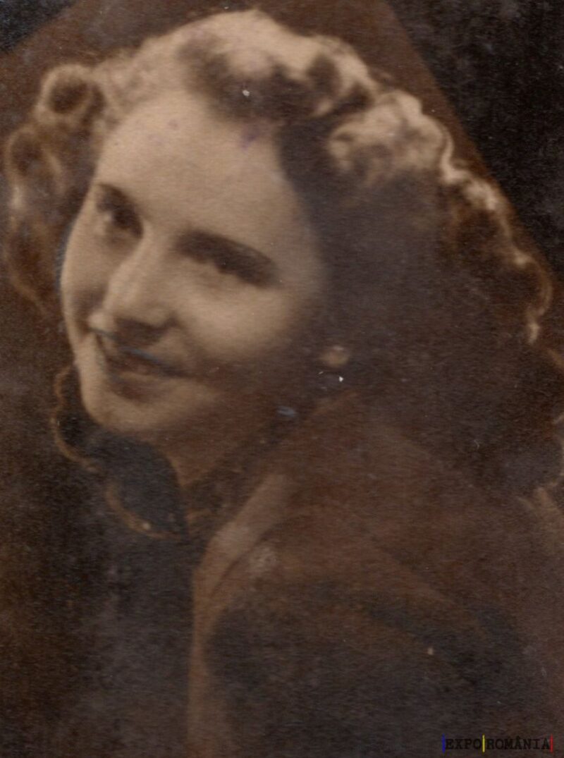Femeie zâmbitoare în fotografie veche