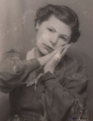 Tânără în portret alb-negru