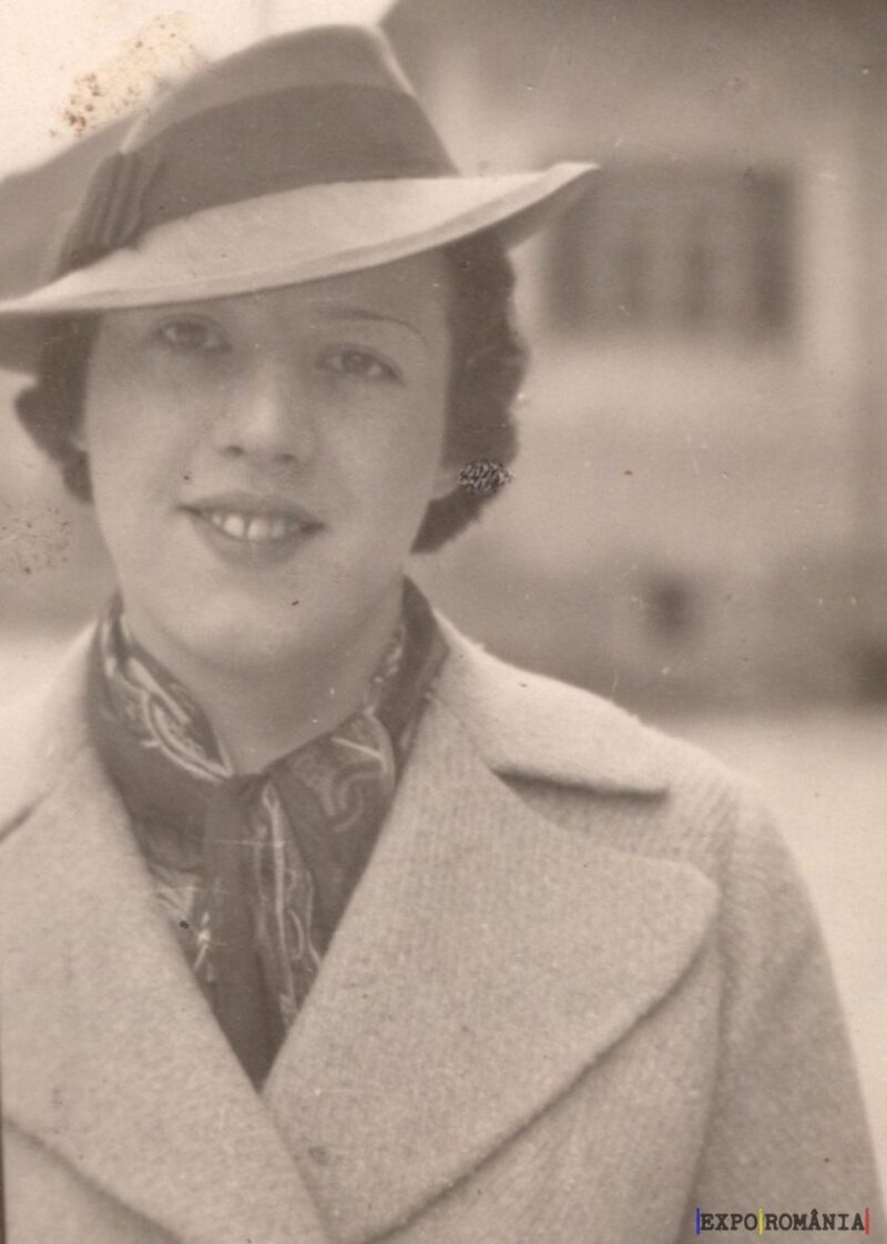 Femeie zâmbitoare în palton și pălărie