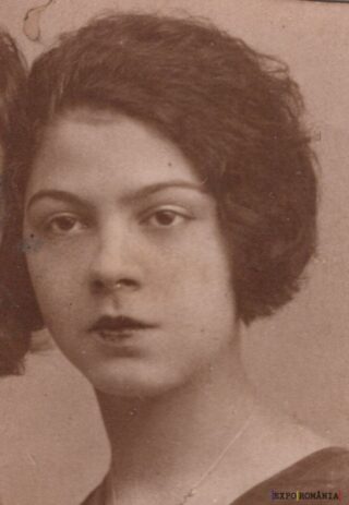 Portret alb-negru al unei femei