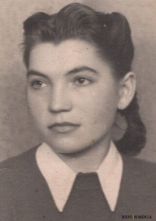 Portret alb-negru al unei tinere femei