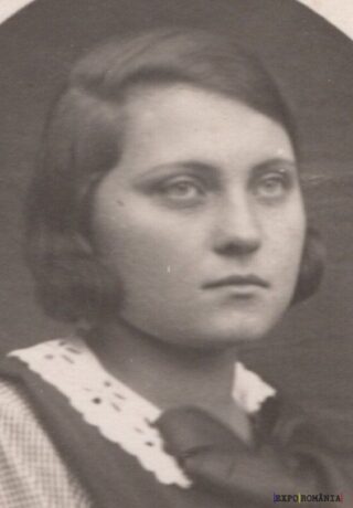 Portret de femeie în sepia