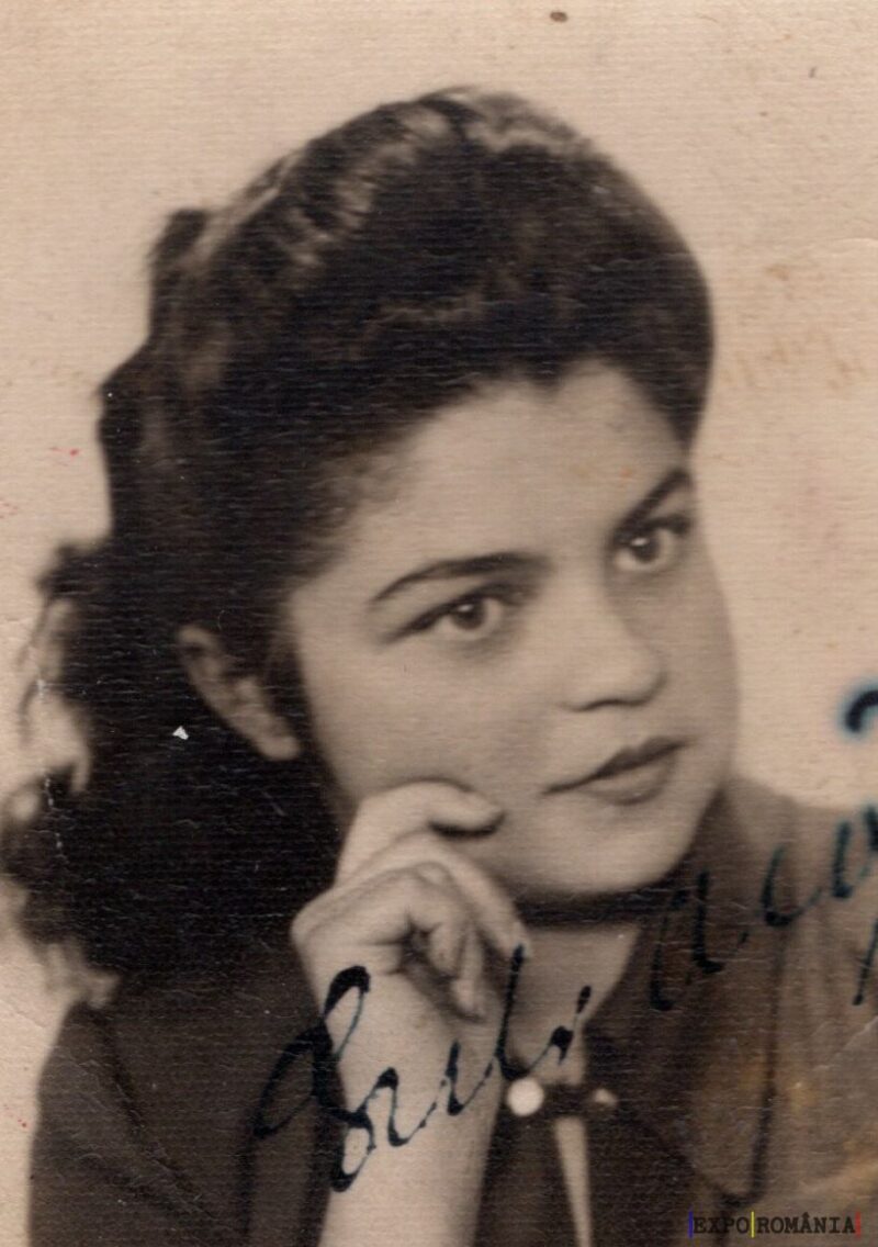 Portretul unei tinere reflectând