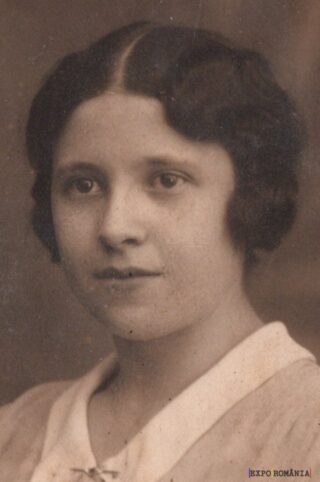 Portret de epocă al unei femei tinere