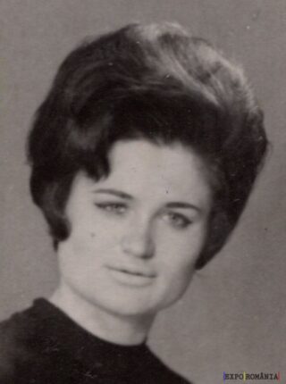 Femeie cu coafură voluminoasă