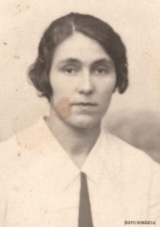 Portret vechi în alb-negru al unei femei