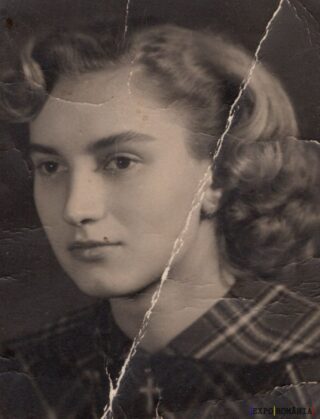 Portret vechi alb-negru al unei femei tinere