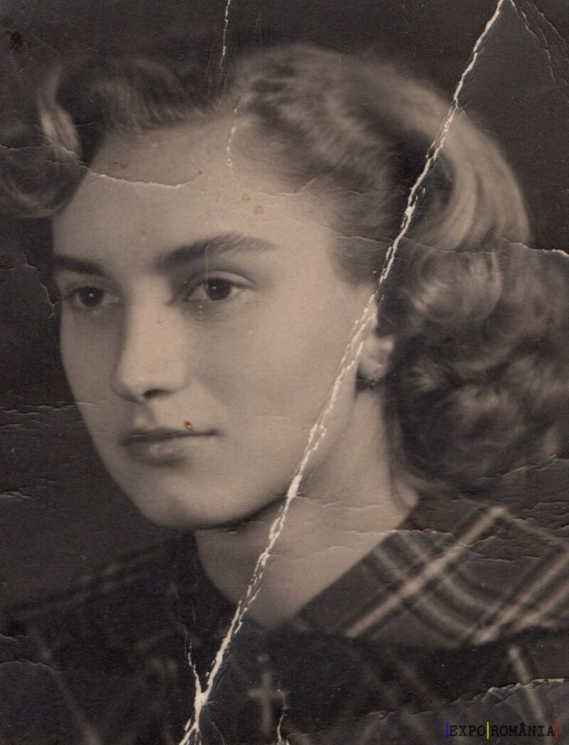 Portret vechi alb-negru al unei femei tinere