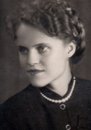 Portret alb-negru al unei femei elegante