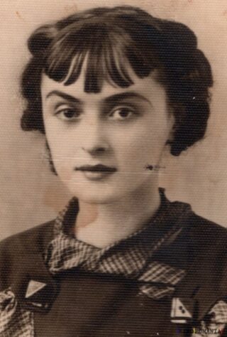 Portret de epocă al unei femei tinere