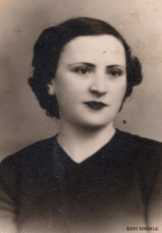 Portret alb-negru al unei femei elegante