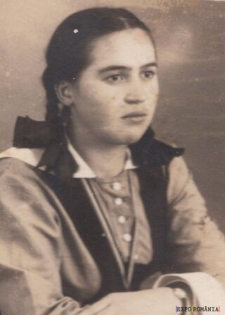 Portret de fată în costum tradițional