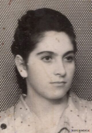 Portret clasic alb-negru al unei femei tinere