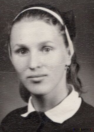 Portret alb-negru al unei femei