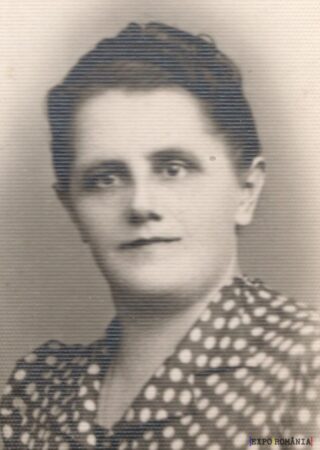 Portret alb-negru al unei femei în vârstă