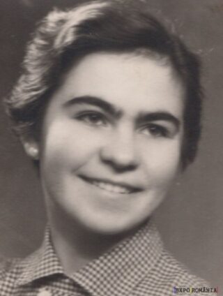 Portret alb-negru al unui zâmbet din trecut