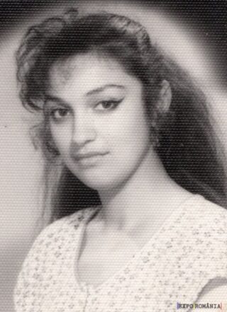 Portret alb-negru al unei tinere femei