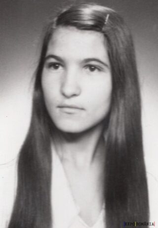 Portret alb-negru al unei fete tinere