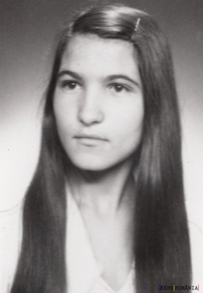 Portret alb-negru al unei fete tinere