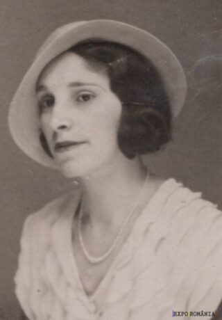 Doamnă cu pălărie și colier de perle